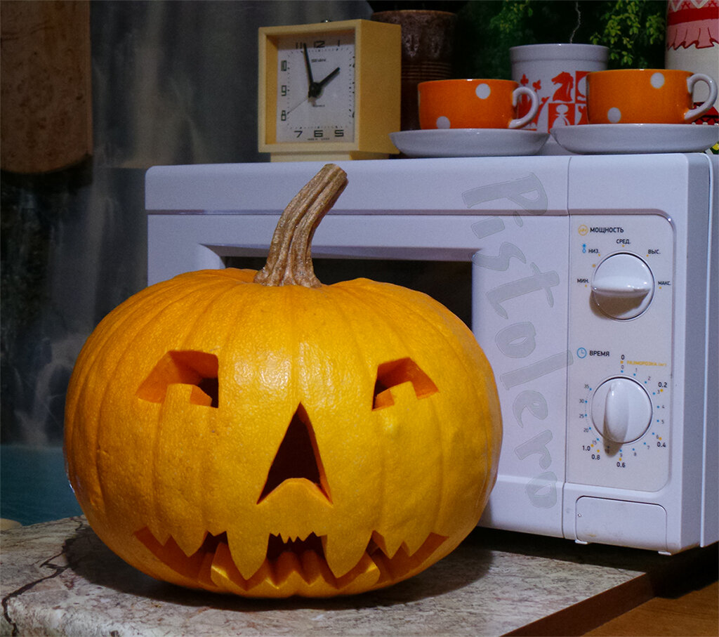 Вырезанный из тыквы светильник на хеллоуин