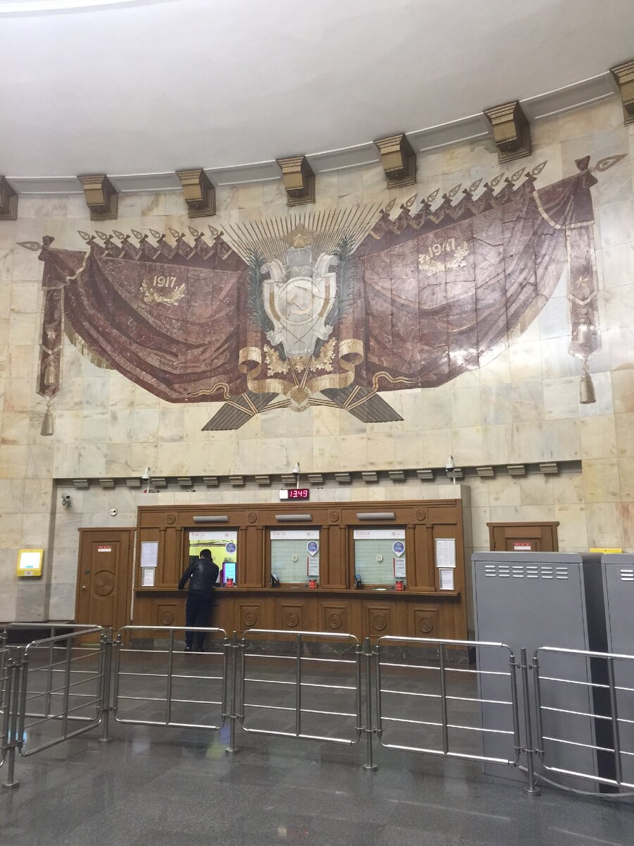 Под панно находится касса, которая украшена деревянными конструкциями