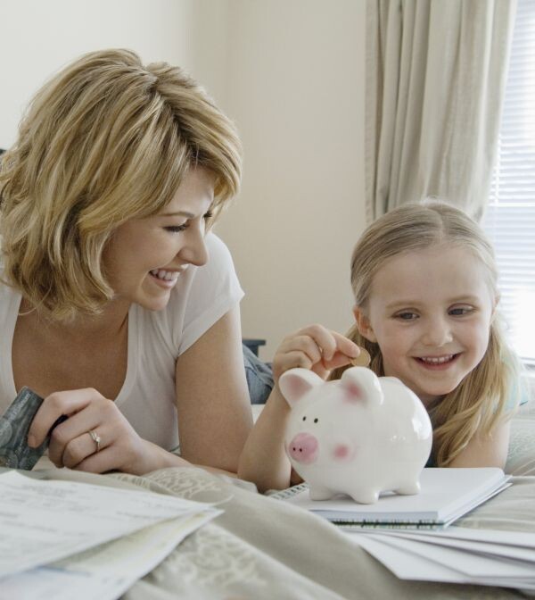 Для сохранения и накопления карманных денег подарите ребёнку копилку. http://paidagogos.com/wp-content/uploads/2014/11/FAN9005569.jpg