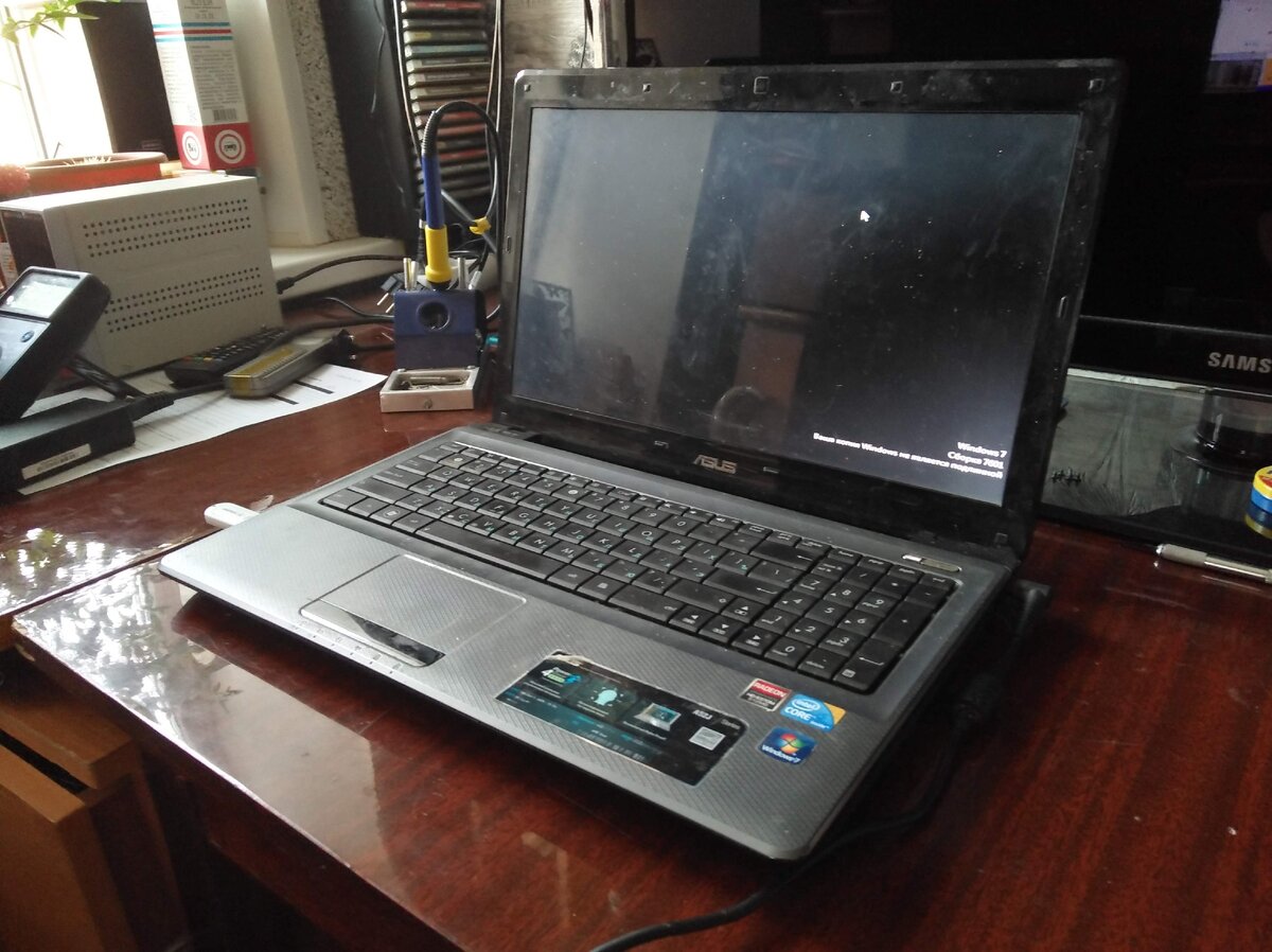 Ноутбук фирмы Asus.