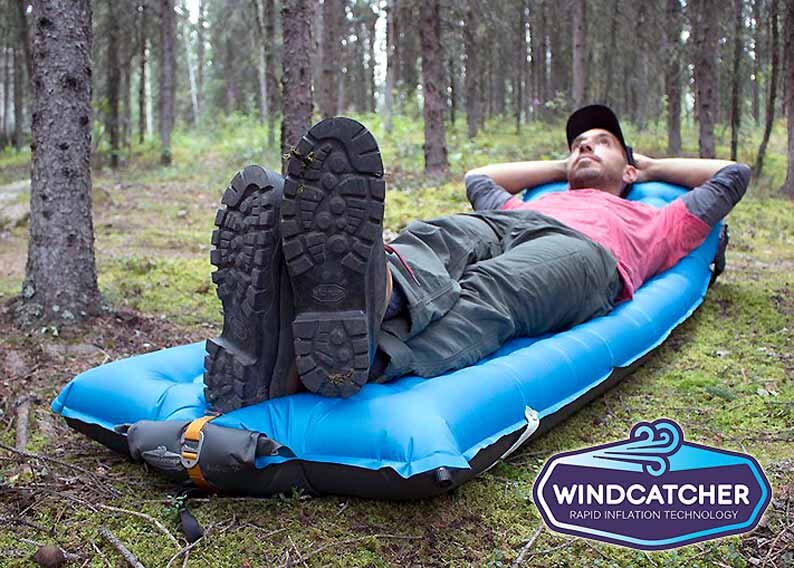 Надувной туристический коврик Windcatcher весит 850 г. и имеет размеры 50,8 x 188 х 10,2 см - достаточные для размещения рослого взрослого человека.