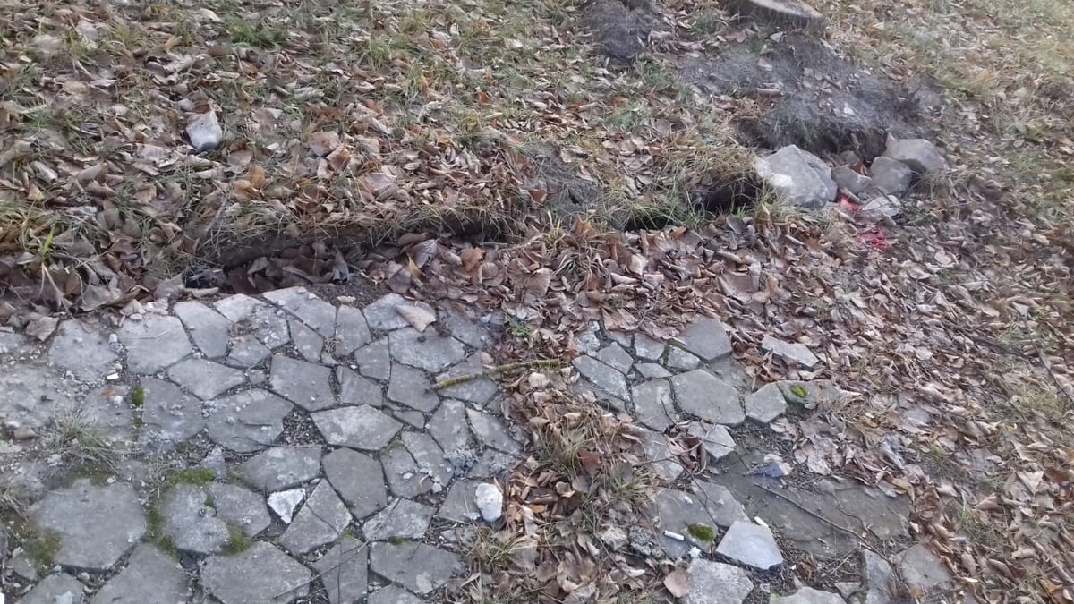Скульптурная группа и обелиск с именами погибших односельчан-красноармейцев – уроженцев Октябрьского и окрестных мест, которые погибли и сгинули на фронтах Великой Отечественной, составляют единый мемориальный комплекс. Он появился в почепском поселке несколько десятилетий назад. Мемориал стоит в самом центре населенного пункта, и для местных жителей играет особенную роль.