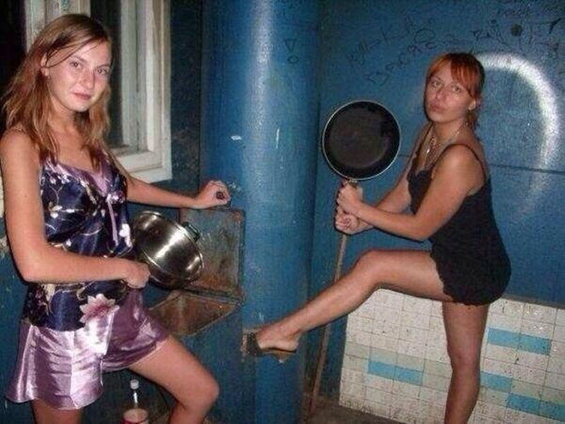 Пьяные деревенские девушки. Пьяные женщины в деревне. Деревенских девушек пьяных. Пьяные девушки на природе. Молодые девушки алкоголички.