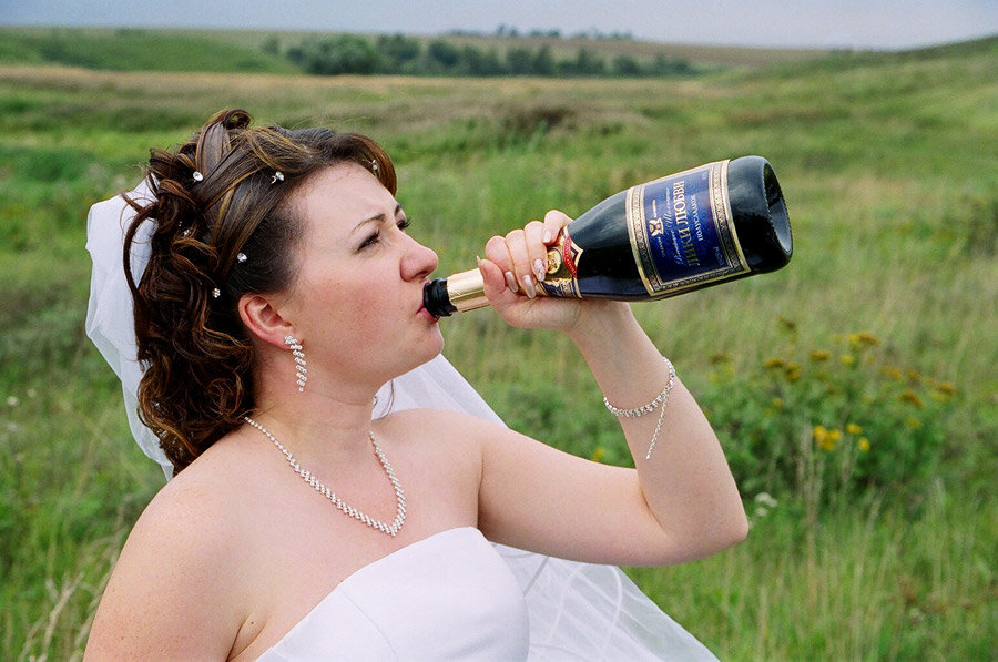 Бухие замужние. Пьяные невесты. Невесты бухают. Бабы на свадьбе.