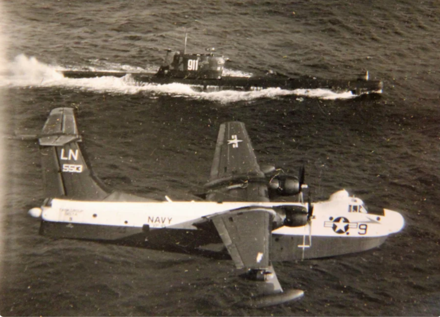 P-5M «Летающая лодка» и советская подводная лодка во период «Кубинского кризиса» в октябре 1962 года