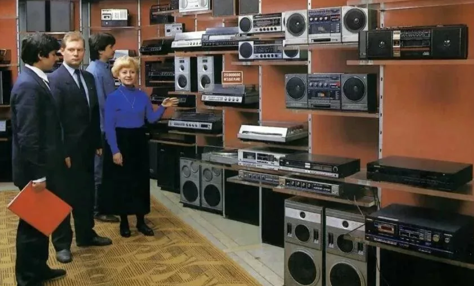    Российская электроника просуществовала примерно до девяностых годов, а позже предприятия, специализирующиеся на впуске аудио и видео аппаратуре, не смогли пережить разгром.