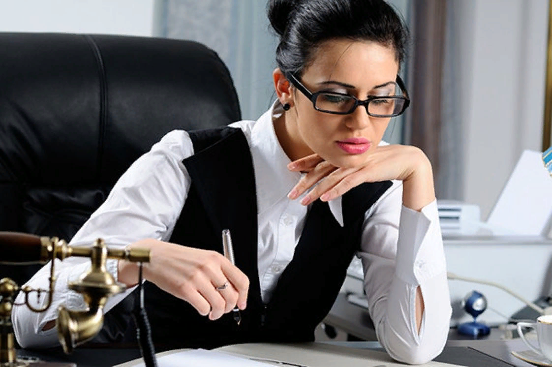 деловая девушка. женщина в офисе. роскошная женщина. красивые властные женщины. работай стерва.