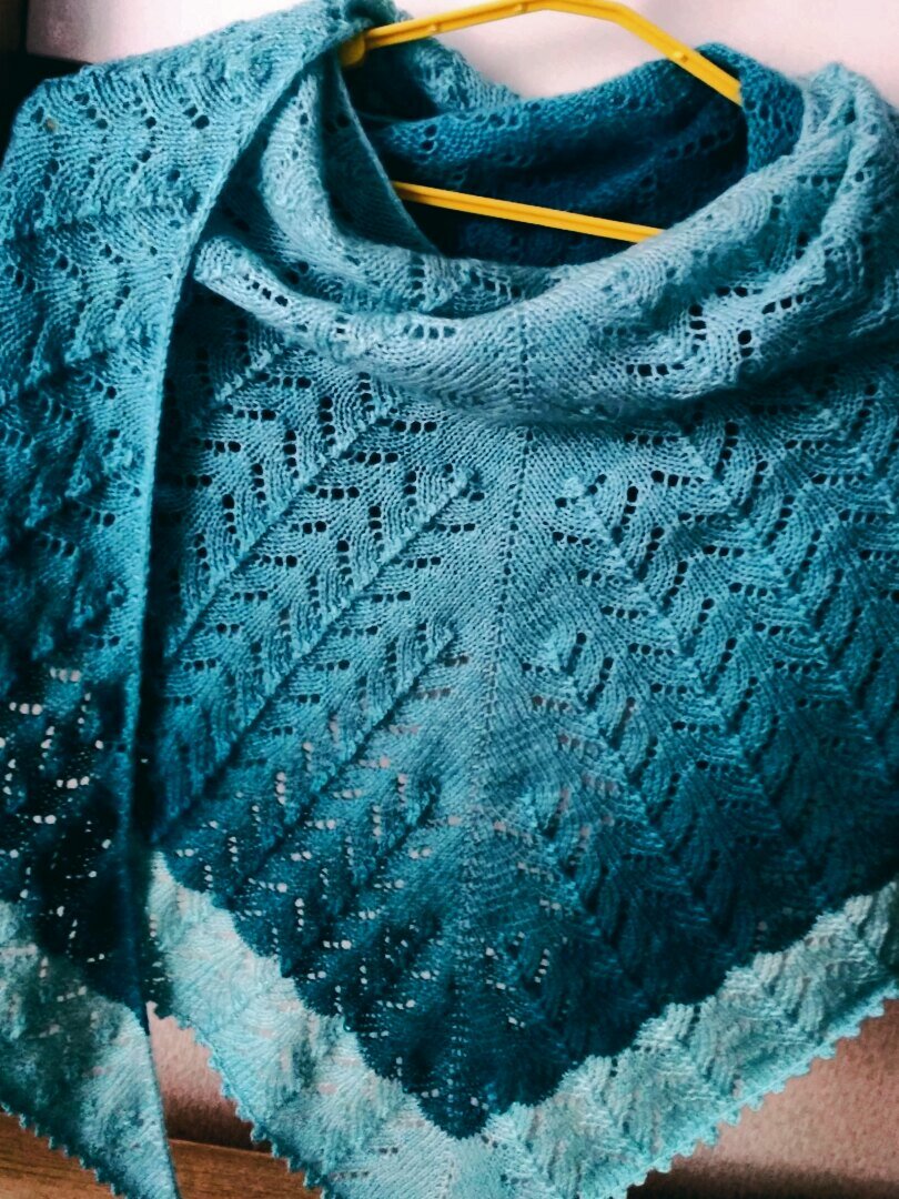 Можно носить как платок на шею, пряжа мягкая, хорошо драпируется