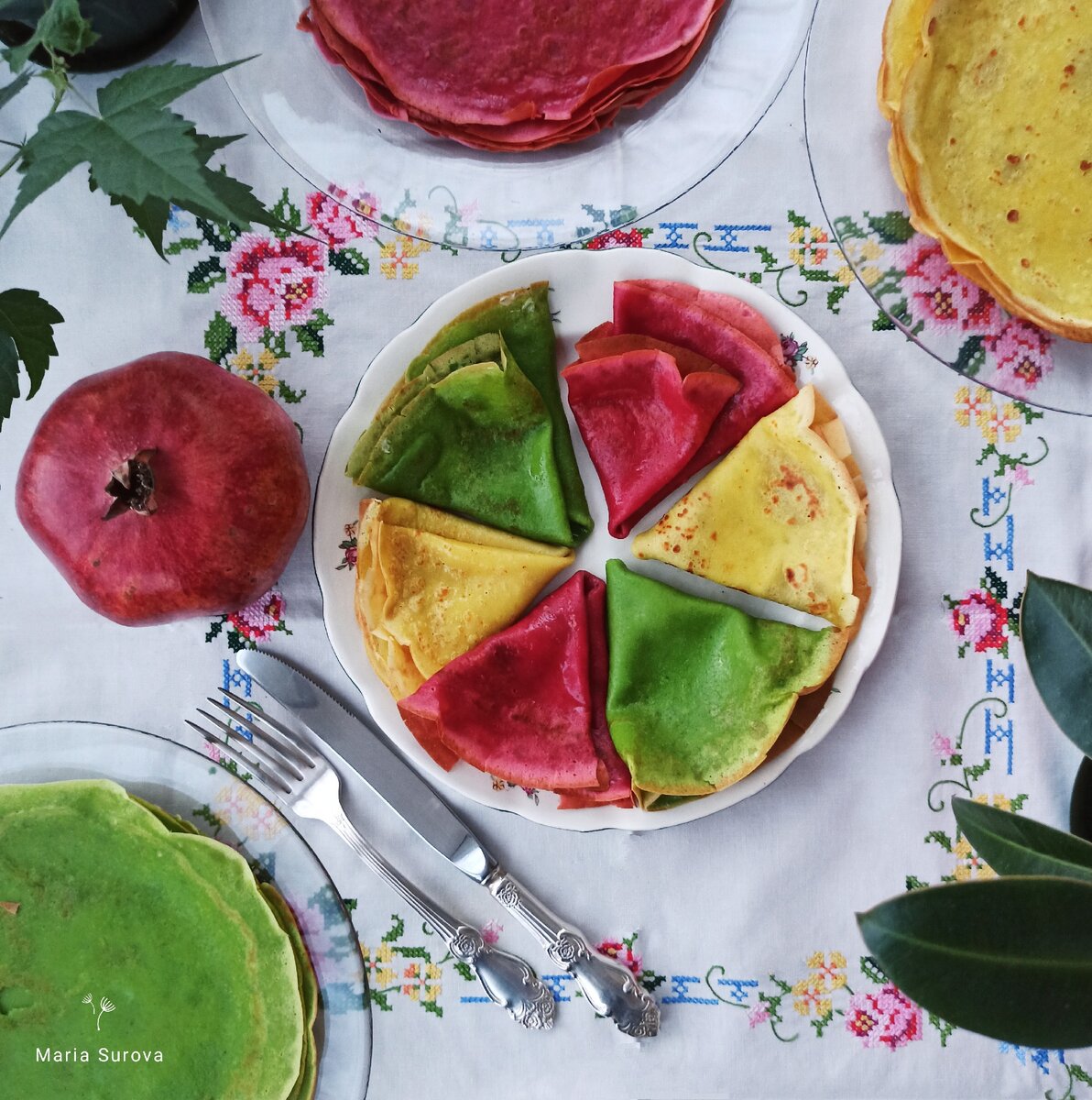 Блинчики с куркумой, соком свеклы и петрушки. 
