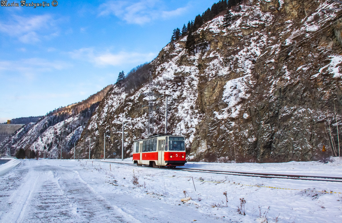 Трамвай 71-88Г с номером 5 мчит в сторону конечной станции "Вторая терраса". Фото: Максим Фандюшин