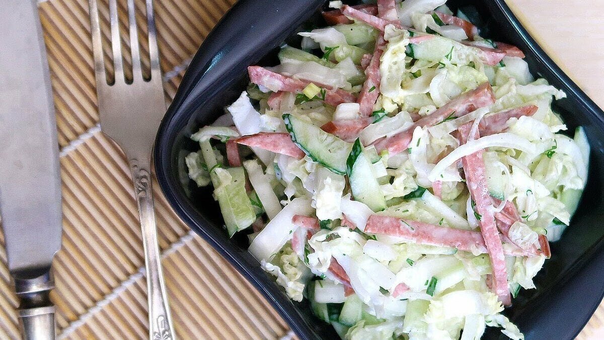 Вариант 1: Крабовый салат с пекинской капустой - классический рецепт