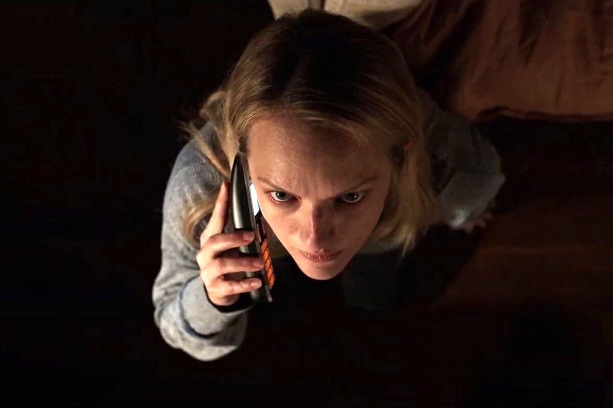 Долбаный 21 век! Ещё ничто в истории человека-невидимки не подставляло его так позорно, как мобильник, не вовремя запиликавший у него в невидимых кальсонах. 