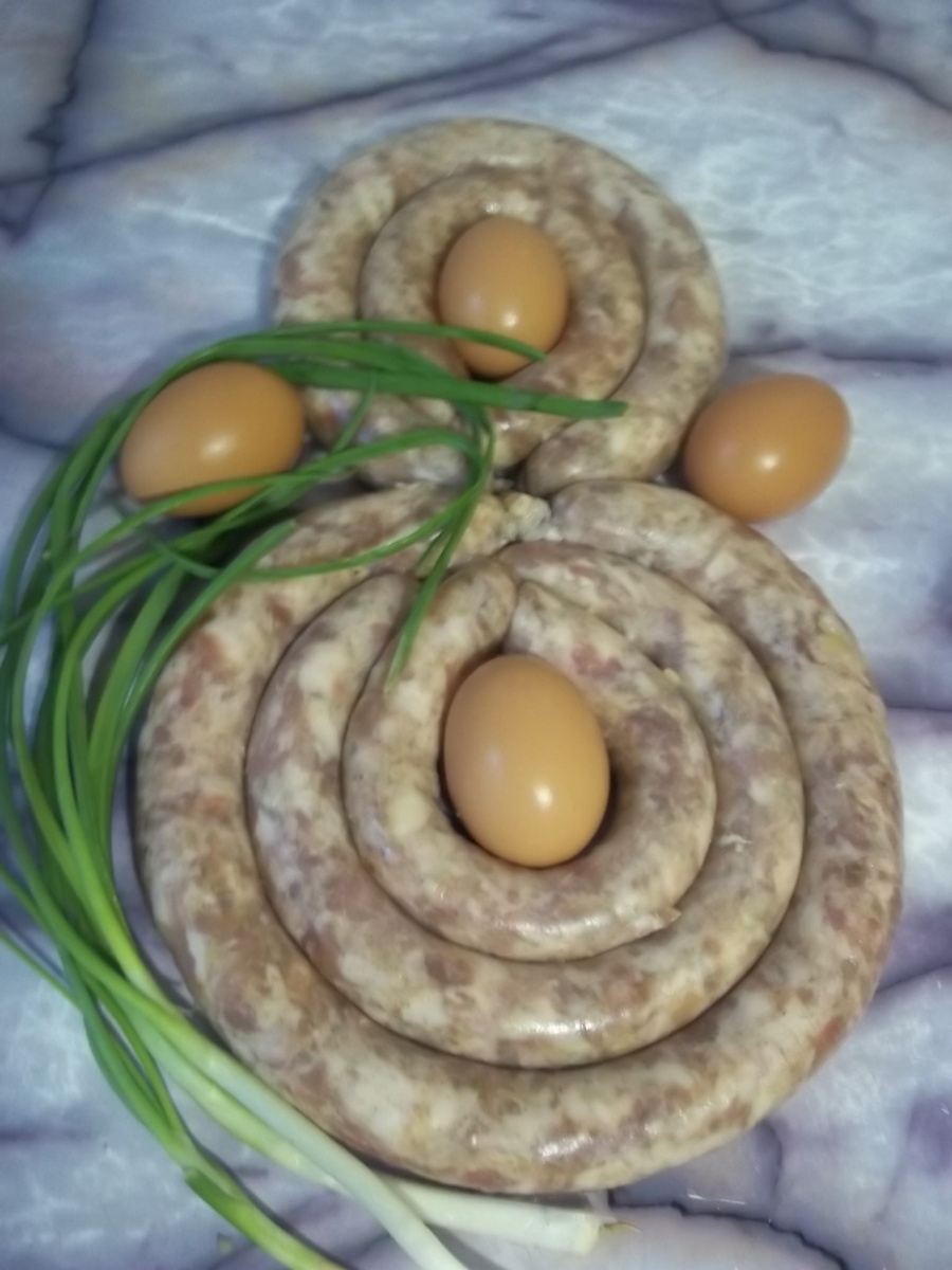 Всю жизнь люблю готовить, особенно колбасу, но сегодня меня убили рецептом "домашней". Сограждане, КОЛБАСА "ДОМАШНЯЯ" делается из мяса, а не из крахмала и яиц, все из мяса, сала и специй. Обычная каменная соль, а не нитритная,. которую Вас    заставляют покупать(разве наши бабушки ее использовали). 