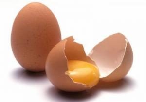 Сырые яйца — великолепный продукт, обладающий целым рядом полезных для человеческого организма качеств. Польза куриных яиц обусловлена содержанием в них следующих компонентов:
