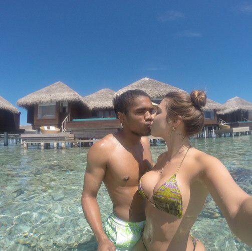 Дуглас Коста со своей девушкой