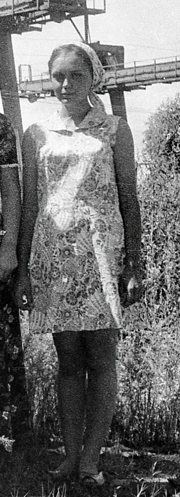 А это Лена, Любашина подружка-неразлучница, они поэтому вместе на практику в Бикин и напросились, что одна без другой не могла жить, и поселились они вместе, в самом дальнем из отделений "девчоночьего" вагона, и койки у них рядом стояли. И приглянулись они нам с Сергеем обе-две и мы потом некоторое время не могли определиться, кто за какой из двух будет ухаживать, ибо обе были просто бесподобны.