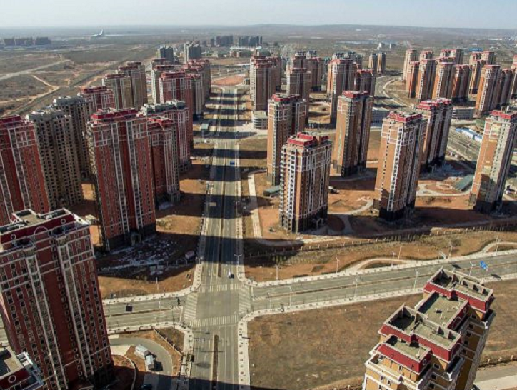 Город Кангбаши не так ухожен, некоторые строения уже имеют следы разрушения.