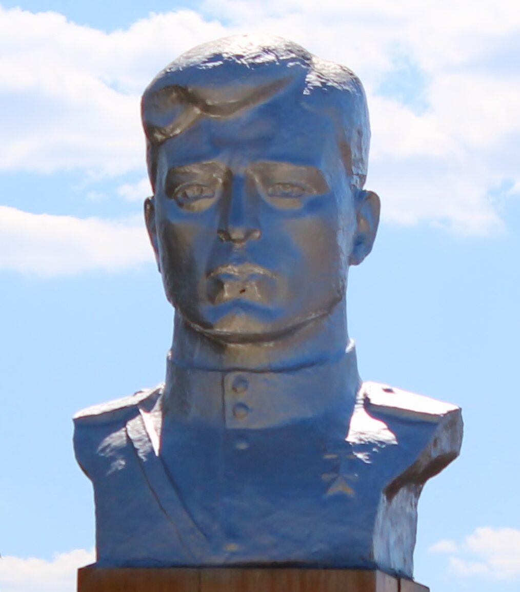 Памятник Павлу Баннову в с. Новодесятниково