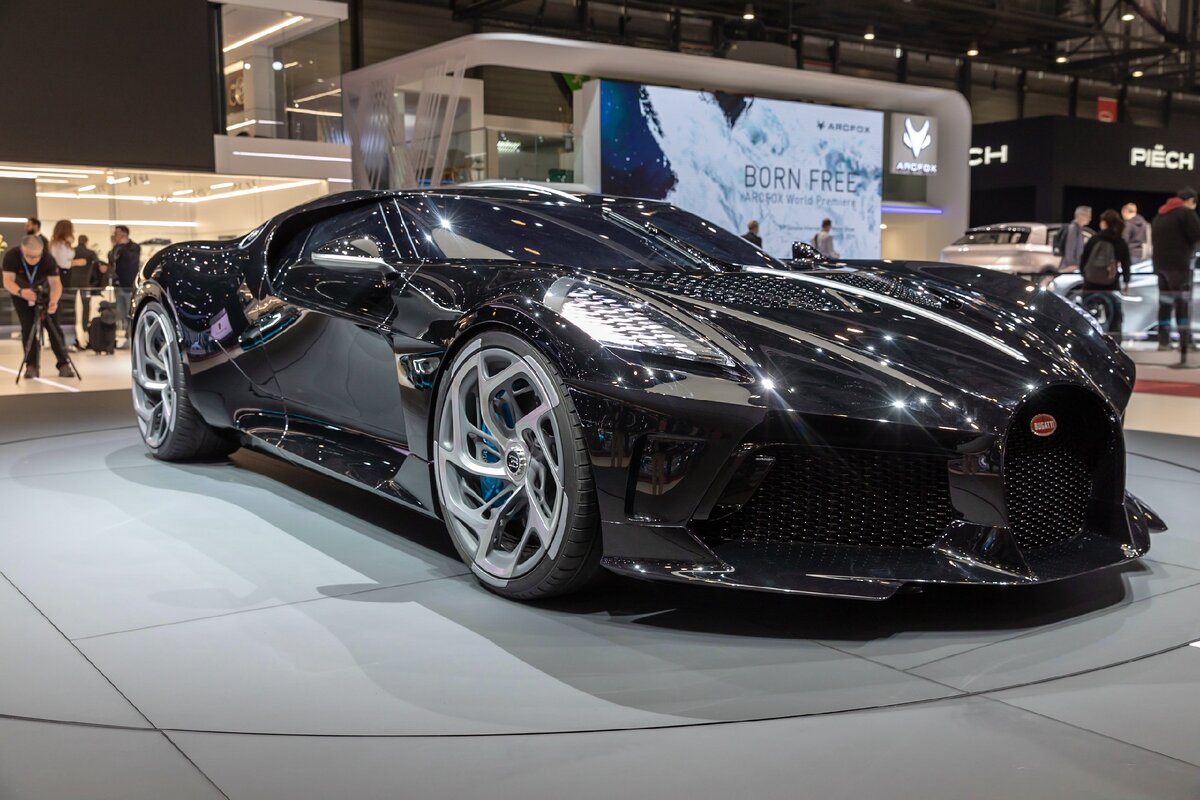В начале марта на автомобильном фестивале в Женеве представили Bugatti La Voiture Noire. Самое крутое, красивое, уникальное и дорогое, что когда-либо делали парни из Bugatti. Они говорят, что это переосмысление с учетом всех технологий личного автомобиля Type 57 SC Atlantic Жана Бугатти, пропавшего во время Второй Мировой войны. 