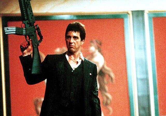 «Лицо со шрамом» (англ. Scarface) — американский художественный фильм 1983 года режиссёра Брайана Де Пальмы. 
Ремейк фильма 1932 года Говарда Хоукса с Полом Муни в главной роли с учётом современных реалий. Вместе со своими политическими противниками Фидель Кастро изгнал с Кубы преступников и наркоманов, которые прибыли в США. В центре сюжета — амбициозный уголовник Тони Монтана (Аль Пачино), осевший в Майами, позже сделавший головокружительную карьеру торговлей наркотиками на новой родине.

Поначалу получивший разгромные отзывы от критиков, современными киноведами «Лицо со шрамом» расценивается как один из величайших гангстерских кинофильмов в истории.