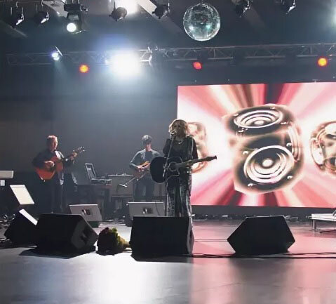 Напольные мониторы. Источник: Яндекс.Картинки