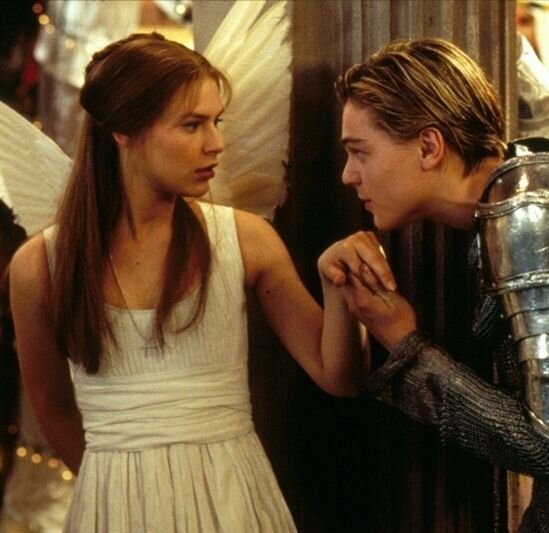 Ромео + Джульетта (1996), Режиссер: Баз Лурман, Дизайнер: Миучча Прада (Prada), Главная роль: Клэр Дэнс и Леонардо Дикаприо