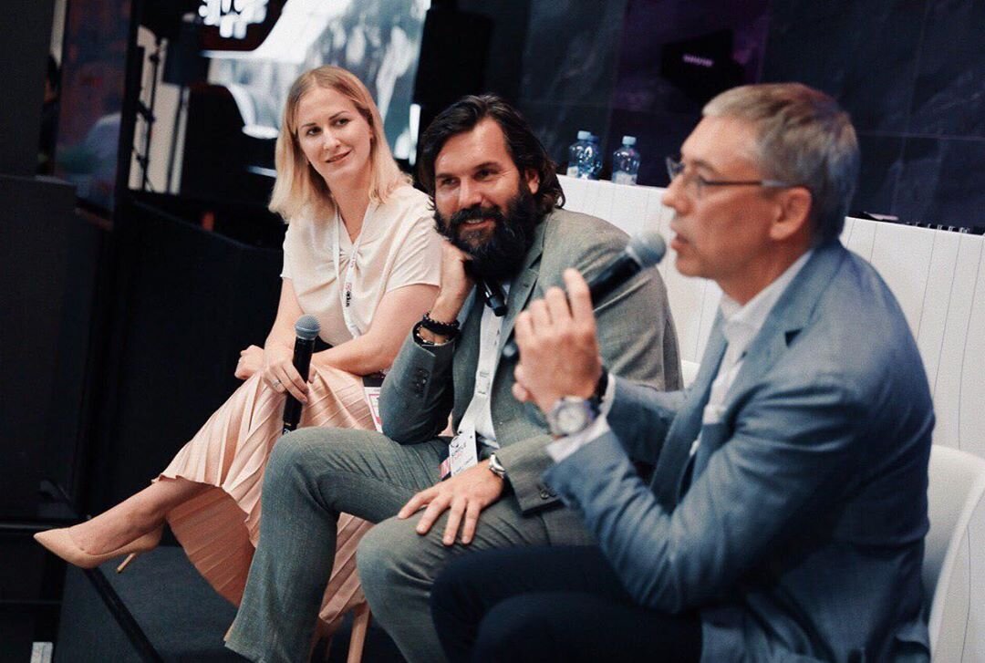 Я на конференции Simple Wine с Алексеем Васильчуком (ресторатор, основатель Чайхона №1 и Депо) и Максимом Кашириным (основатель и президент группы компаний Simple)