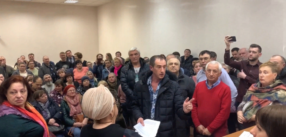 Жители Выхино-Жулебино на встрече с представителями УК "Городская". Источник: Twitter / Красная Москва @info_redmsk
