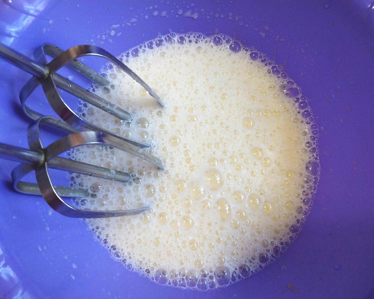 Кефир с сахаром рецепт. Разрыхлитель и вода.