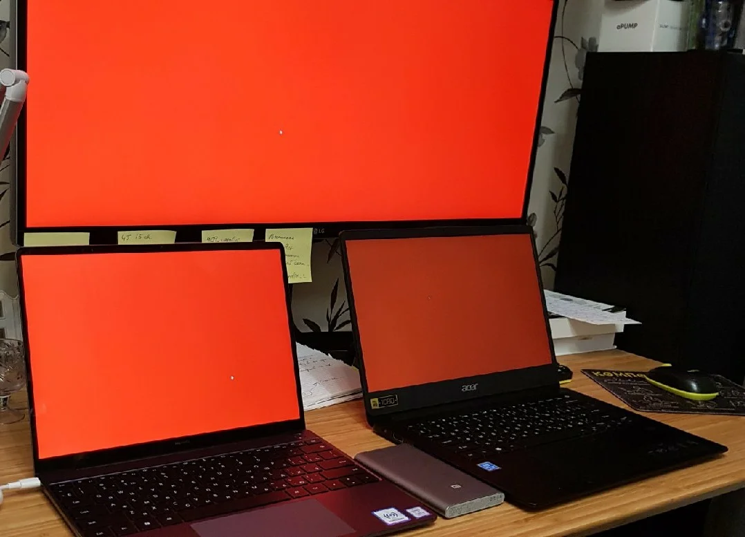 Справа на Acer тоже IPS, но там он 6 битный, красный уже грязноватый, не такой алый