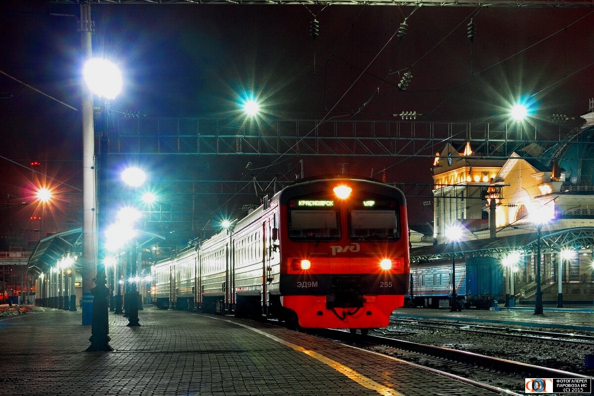 Электропоезд ЭД9М на станции Красноярск. Фото Андрея Смирнова.