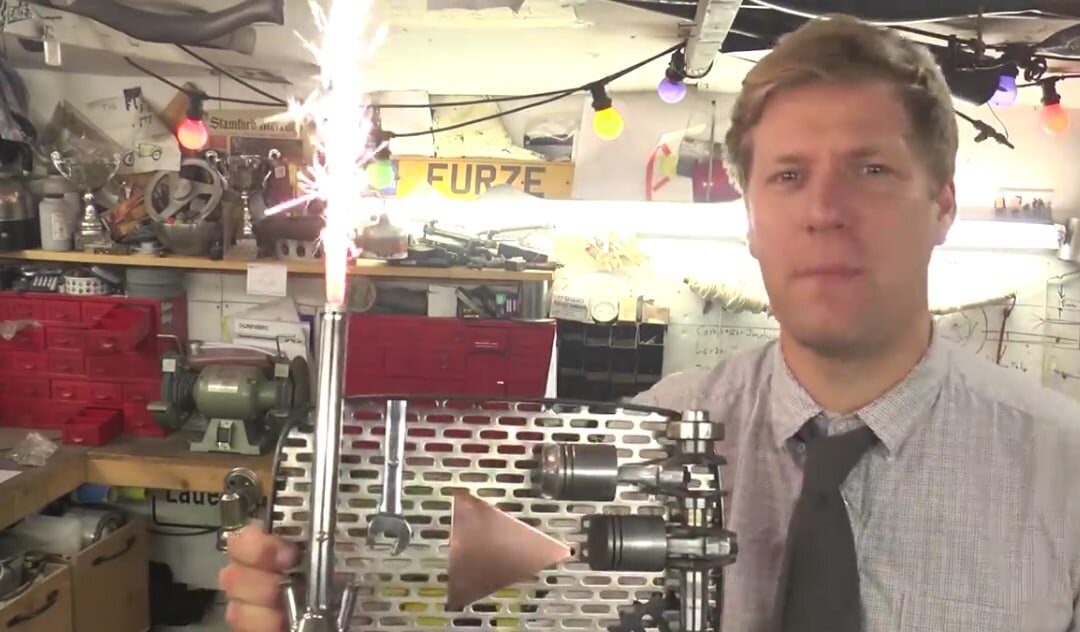 Кнопка Ферза сделана из металлических деталей и оснащена небольшим фейерверком