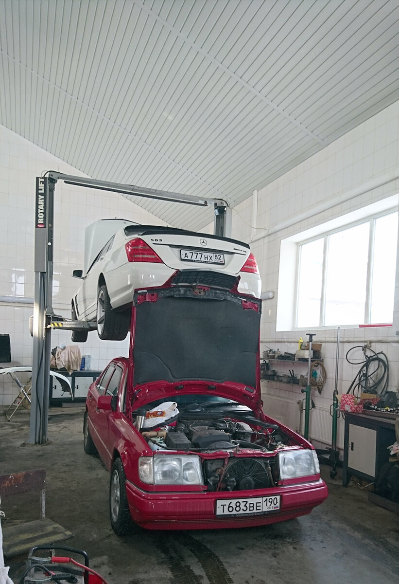 В сервисе аншлаг, машины в два этажа!