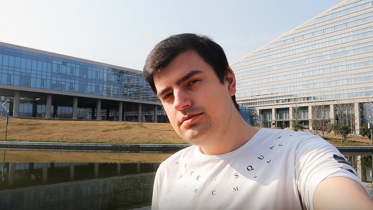 Я на фоне университетской библиотеки