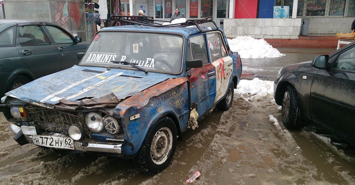 Первая мысль- как это ездит? Вторая мысль- она точно хочет умереть...