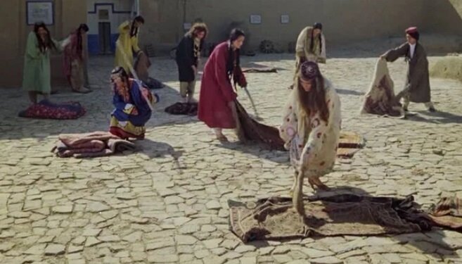 Почему-то для некоторых моих читателей жизнь в Турции выглядит именно так... Кадр из бессмертного кинофильма "Белое солнце пустыни". 