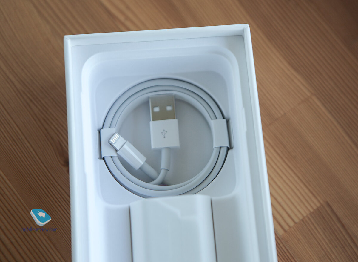 Технические характеристикиРазмеры и вес138.4 x 67.3 x 7,3 мм, 148 граммМатериалы корпусаАлюминий, стеклоДисплей4.7 дюйма, 750х1334 точек (16:9), IPS, 326 ppi, автоматическая регулировка яркости, максимальная яркость 625 нит, ионное закаленное стекло (как в предыдущих поколениях iPhone)Операционная системаiOS 13 на момент выходаПлатформаApple A13 Bionic (технорма 7+ нм),  два ядра Lightning с частотой до 2.65 ГГц, 4 ядра Thunder с частотой до 1.8 ГГц, Apple GPUПамять3 ГБ ОЗУ, 64/128/256 ГБ ПЗУБеспроводные интерфейсыWi-Fi a/b/g/n/ac, WiFi 6 (в России отключен), двухдиапазонный, Bluetooth 5.0Сеть2G: 850/900/1800/1900
3G: 850/900/1900/2100 и 1700/2100
4G: BFDD-LTE (диапазоны 1, 2, 3, 4, 5, 7, 8, 11, 12, 13, 17, 18, 19, 20, 21, 25, 26, 28, 29, 30, 32, 66)
TD-LTE (диапазоны 34, 38, 39, 40, 41, 42, 46, 48)
