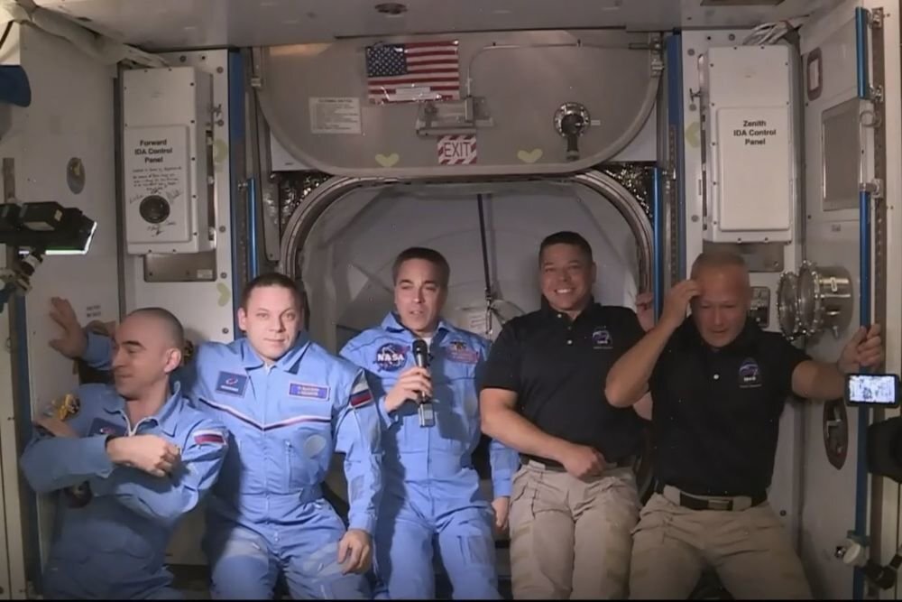  
Даглас Херли и Роберт Бенкен с экипажем МКС. Фото: NASA TV/AFP