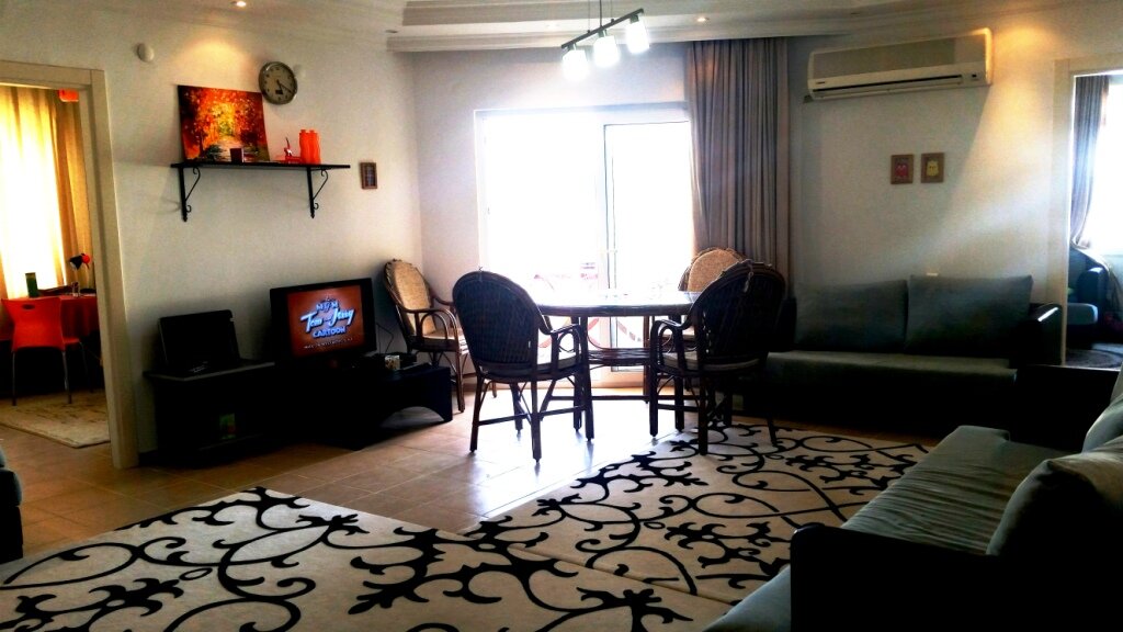 Общий вид гостиной - налево детская, направо - родительская спальня, по центру выход на балкон.