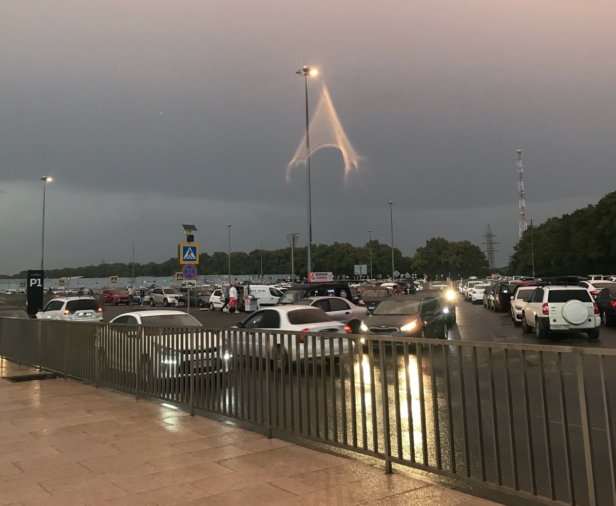 Несмотря на плохую погоду машин много! 