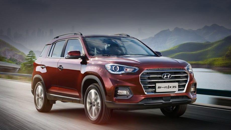 Текущий ix35 (на фото) с 2017 года пребывает во втором поколении. Ещё недавно он пользовался завидным спросом: за 2018-й китайцы купили 139 659 машин, а в 2019-м — 131 894 штуки. Однако итог семи месяцев 2020-го неутешителен — 31 710 единиц. 