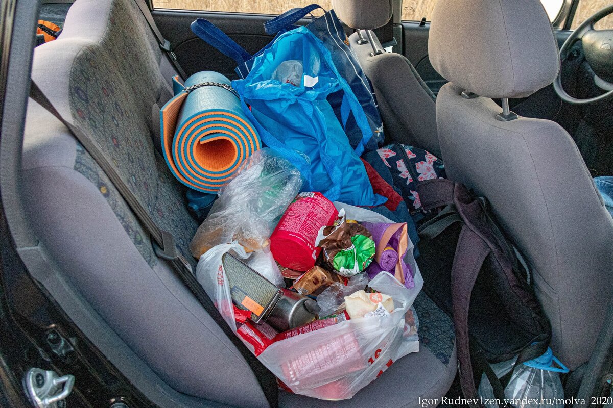 Здесь еда,пенка для ночевки в палатке, рюкзак с техникой, питьевая вода и еще много чего;)