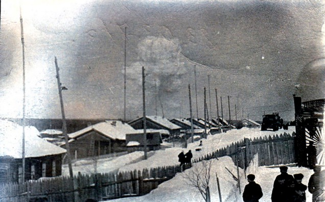 Пылевое облако, поднявшееся после взрывов. Источник фото: https://www.yaplakal.com/forum7/topic1545041.html