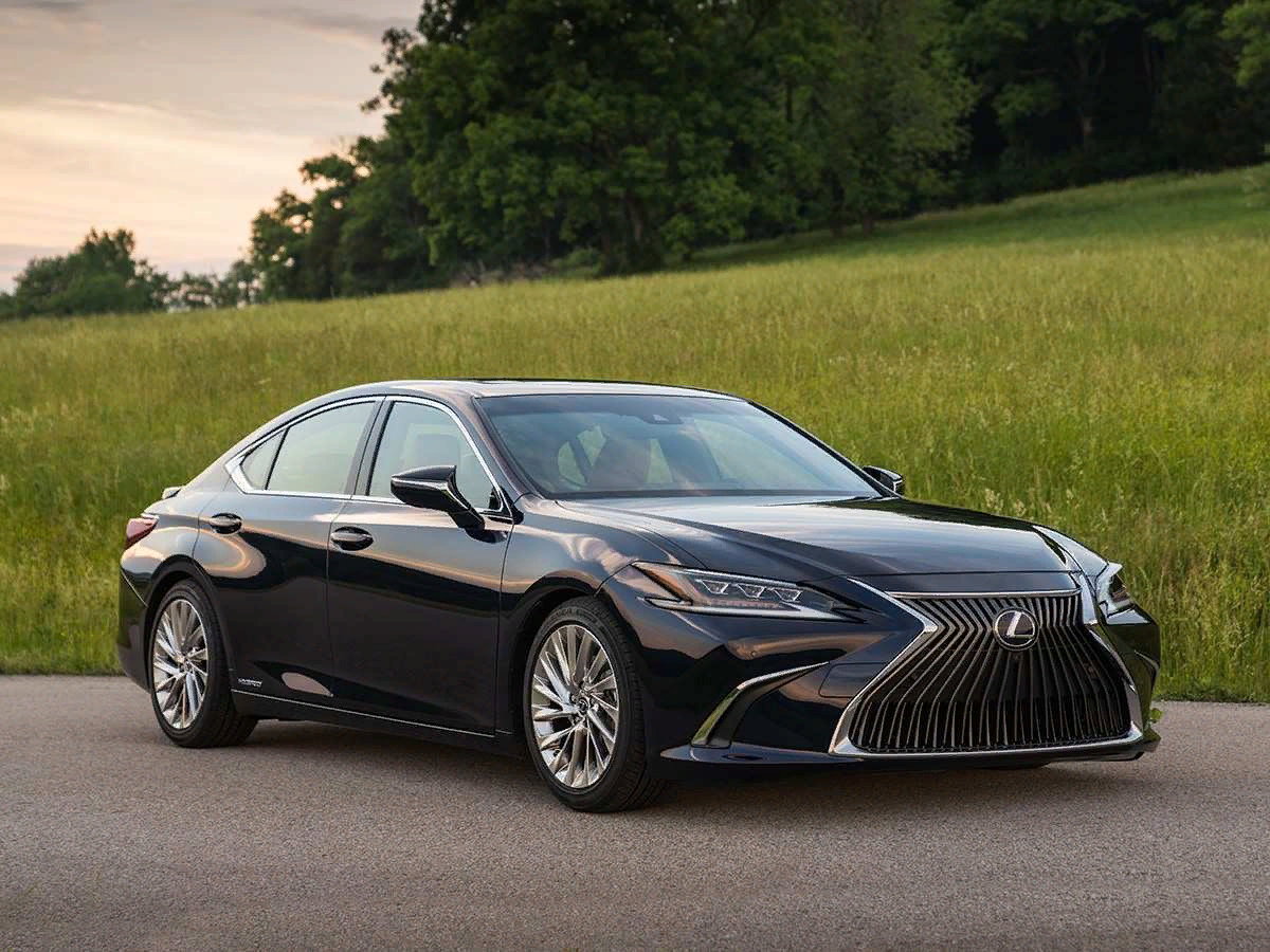 2 место) Lexus ES  Американские специалисты из J.D. Power and Associates уже несколько лет подряд дают положительную характеристику автомобилям марки Lexus. Из всей модельной линейки выделяют три модели: CT, ES и GT. Из них в России продается только Lexus ES. Шестое поколение переднеприводного седана предлагают с моторами на 150, 200 или 249 л. с., а стоит ES от 2,6 до 4,4 млн рублей. 