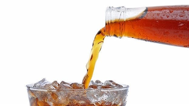 Разрушающий эффект сладких газированных напитков на зубную эмаль проявляется с течением времени