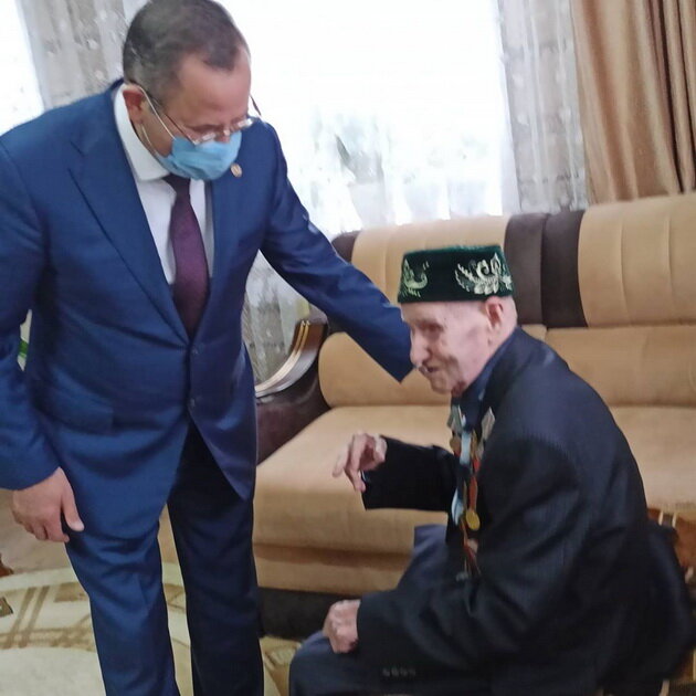 Гәбделгани ага Нәҗиповны 95 яшьлек юбилее белән район башлыгы Рамил Нотфуллин котлый