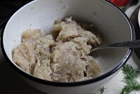 Для начала необходимо измельчить куриные бедра без кожицы в измельчителе с одной луковицей
