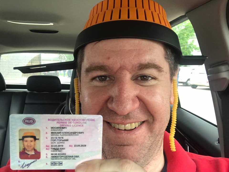 Михаил отстоял свои права на фото с дуршлагом на голове на ВУ