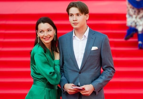 https://rustars.tv/wp-content/uploads/2019/04/Syn-Natali-Antonovoj-Artem-foto.jpg