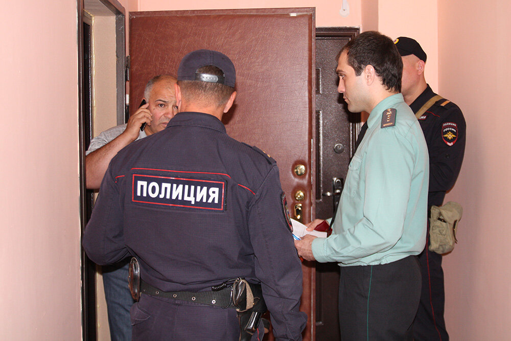 Вхождение полиции в жилые помещения. Милиция в квартире. Фз 3 о полиции. Вхождение проникновение в жилые помещения. Федеральный закон о полиции.